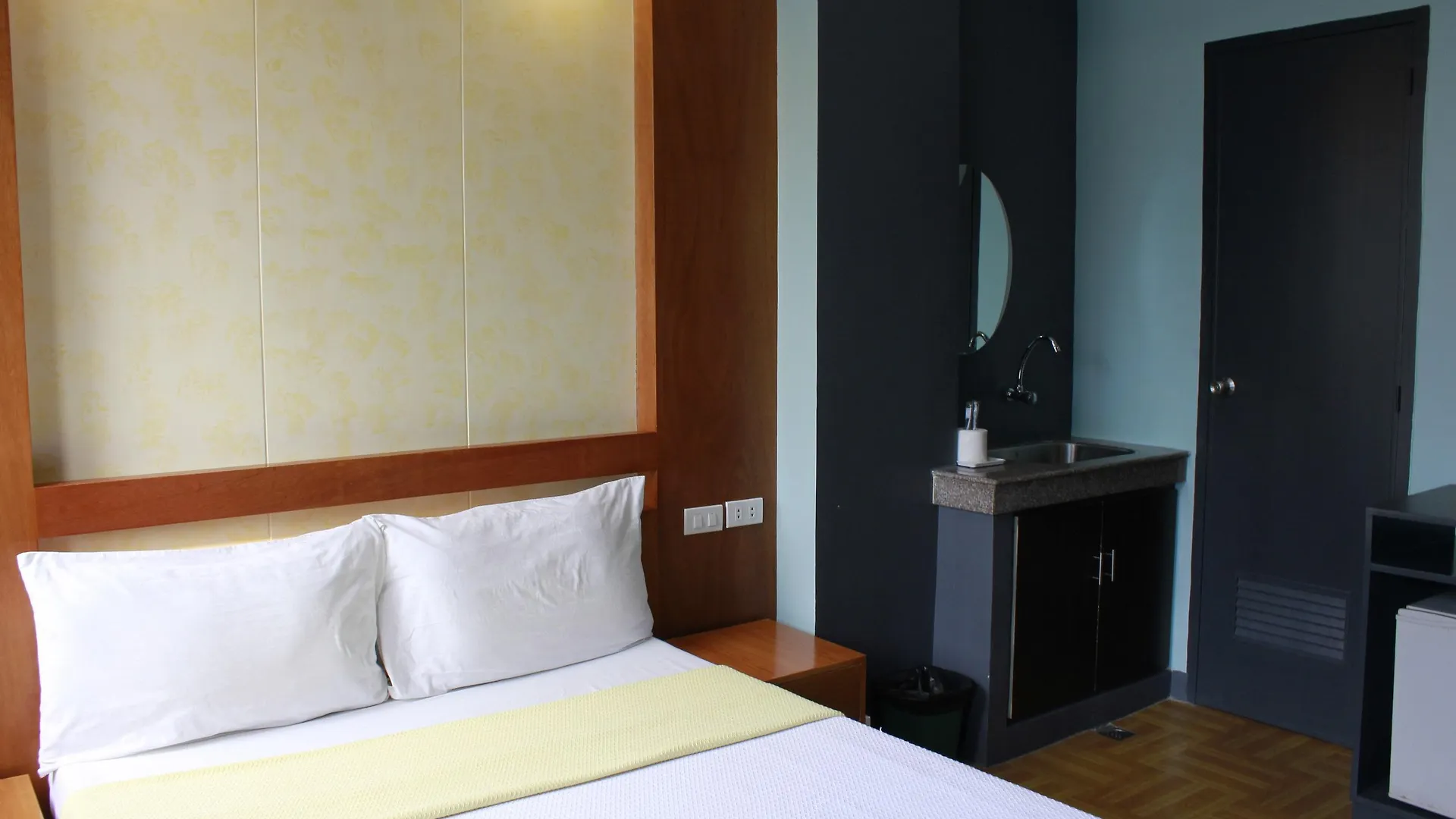 Leesons Residences Manila 2*,  Philippines