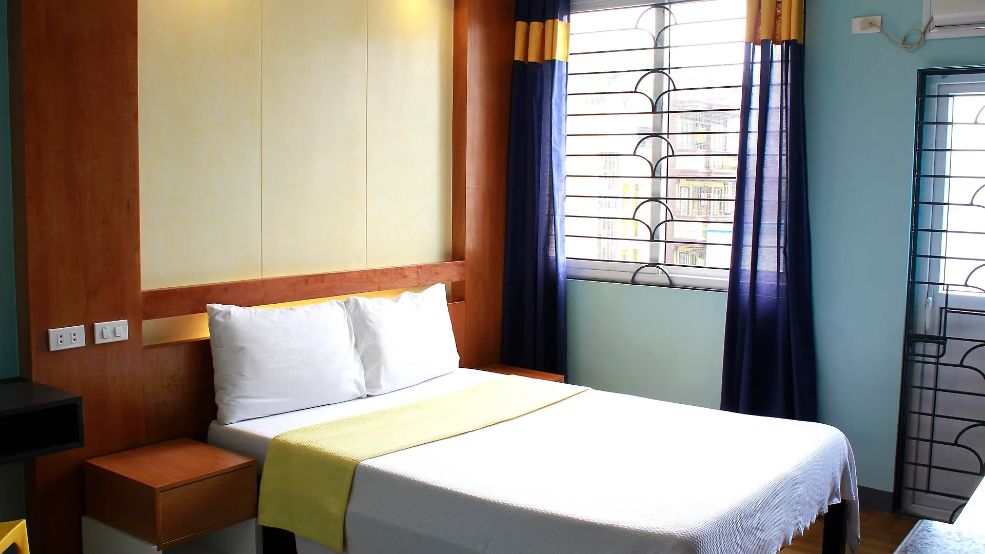 Leesons Residences Manila Hotel