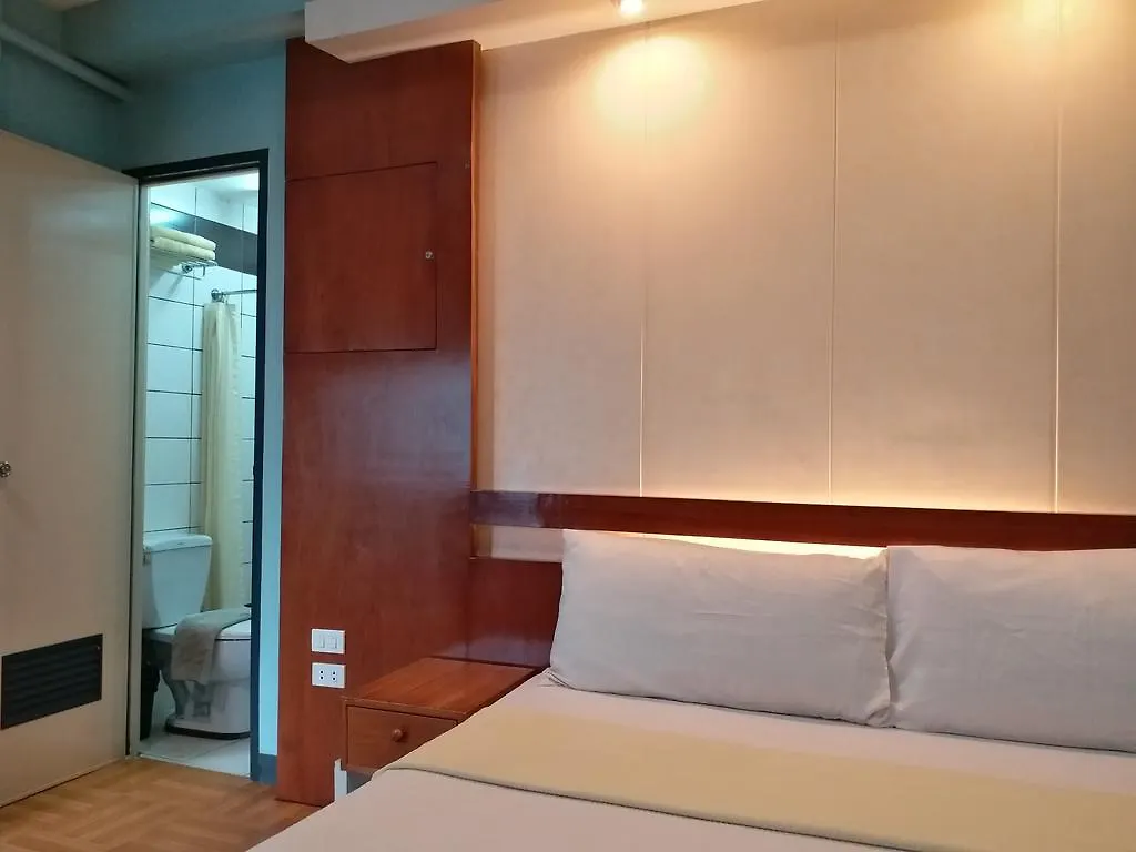 Leesons Residences Manila 2*,