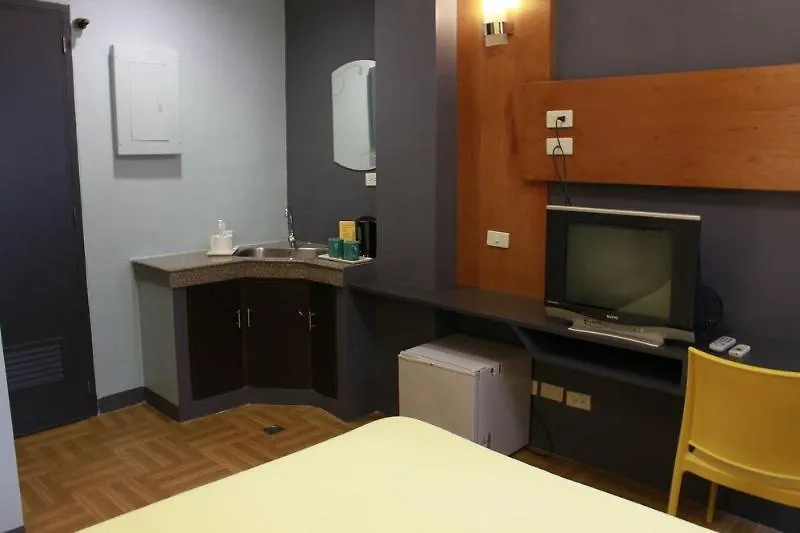 Leesons Residences Manila 2*,